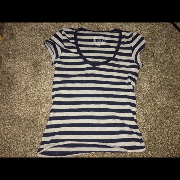 🌼•V-NECK STRIPED TEE•🌼 - Picture 3 of 4
